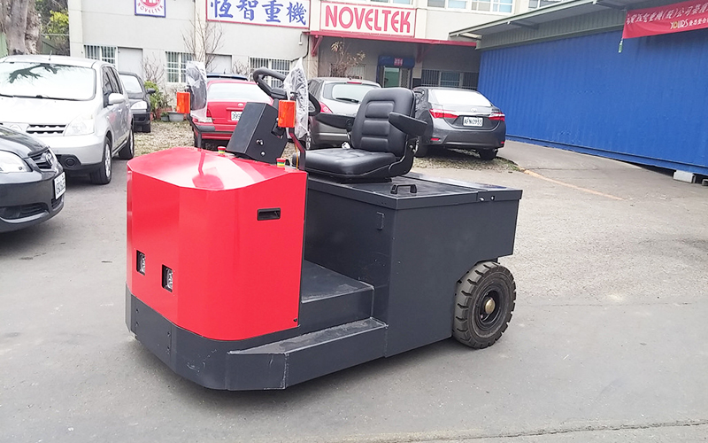 compact tow tractor